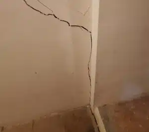 Fissure intérieure sur un mur révélant un problème de fondations Fissure intérieure sur un mur révélant un problème de fondations