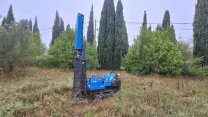 ETUDE DE SOL G1PGC à AIX EN PROVENCE (13) BOUCHES DU RHONE Machine de forage géotechnique BETB lors d’une étude de sol dans les Bouches-du-Rhône