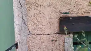 ETUDE DE SOL G5 Sinistres à La Garde (83) VAR Une observation minutieuse de l’ensemble des fissures présentes sur la villa a été réalisée. Cette inspection visuelle permet de relever leur localisation, leur orientation, leur largeur et leur évolution apparente. Ces éléments sont essentiels pour identifier les causes possibles du sinistre (mouvements de terrain, affaissement, retrait-gonflement des argiles, défauts structurels…) et orienter les investigations complémentaires nécessaires à une expertise approfondie.