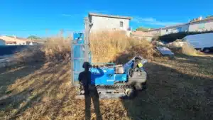 ETUDE DE SOL G1PGC à CARNOULES (83) VAR Machine de forage BETB installée sur un terrain constructible dans le Var