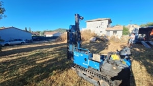 Étude de sol en cours avec carotteuse géotechnique dans un lotissement dans le Var