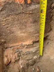 ETUDE DE SOL G5 Sinistres à CAUJAC (31) HAUTE GARONNE Avant toute intervention ou réparation, il est essentiel de réaliser une reconnaissance approfondie des fondations en place. Cette investigation permet d’identifier la nature, la profondeur et l’état des fondations afin de comprendre les causes possibles du sinistre (fissures, affaissements, instabilités…). Elle est indispensable pour évaluer les risques, orienter les solutions techniques et garantir la pérennité des ouvrages existants.