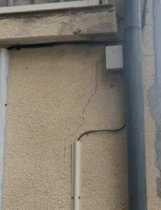 ETUDE DE SOL G5 Sinistres à CAUJAC (31) HAUTE GARONNE Une observation minutieuse de l’ensemble des fissures présentes sur la villa a été réalisée. Cette inspection visuelle permet de relever leur localisation, leur orientation, leur largeur et leur évolution apparente. Ces éléments sont essentiels pour identifier les causes possibles du sinistre (mouvements de terrain, affaissement, retrait-gonflement des argiles, défauts structurels…) et orienter les investigations complémentaires nécessaires à une expertise approfondie.