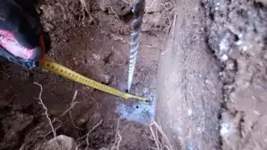 ETUDE DE SOL G5 Sinistres à la ROQUEBRUSSANNE (83) VAR Avant toute intervention ou réparation, il est essentiel de réaliser une reconnaissance approfondie des fondations en place. Cette investigation permet d’identifier la nature, la profondeur et l’état des fondations afin de comprendre les causes possibles du sinistre (fissures, affaissements, instabilités…). Elle est indispensable pour évaluer les risques, orienter les solutions techniques et garantir la pérennité des ouvrages existants.
