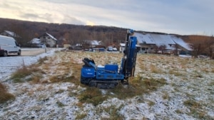 Sondages au pénétromètre dynamique lourd pour une étude de sol sur St pierre de riviere . Cette methode permet de vérifier la résistance de sol pour l’emprise au sol du projet
