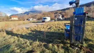 ETUDE DE SOL G2AVP à CHABOTTES (05) ALPES DE HAUTE PROVENCE Sondages au pénétromètre dynamique lourd pour une étude de sol . Cette méthode permet de vérifier la résistance de sol pour l’emprise au sol du projet