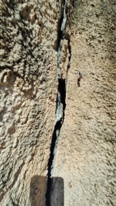 Une fissure verticale est généralement due soit au retrait des matériaux, soit à des tassements différenciés du sol sous les fondations.