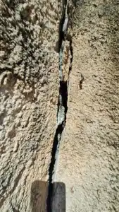 ETUDE DE SOL G5 Sinistres à Eguilles Une fissure verticale est généralement due soit au retrait des matériaux, soit à des tassements différenciés du sol sous les fondations.
