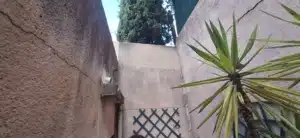 ETUDE DE SOL G5 Fissuration horizontale et oblique visible sur les murs extérieurs d’une habitation, avec plusieurs désordres se développant au niveau des maçonneries et des jonctions entre ouvrages. Une étude géotechnique G5 permet d’analyser le contexte du sol et des fondations afin de rechercher une éventuelle origine géotechnique de ces fissures.