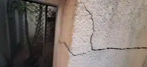 ETUDE DE SOL G5 Sinistres - fissures sécheresse maison Fissure importante affectant la façade d’une habitation, avec une ouverture marquée et un tracé vertical à oblique se prolongeant au droit d’une ouverture. Ce type de désordre peut justifier la réalisation d’une étude géotechnique G5 afin de rechercher une éventuelle origine liée au sol et aux fondations.