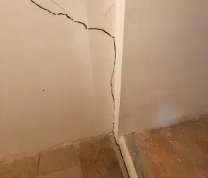 Fissure importante sur mur intérieur d’une habitation – Étude géotechnique G5