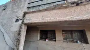 ETUDE DE SOL G5 Sinistres à BOUC BEL AIR Fissuration verticale visible entre la terrasse et l’ habitation, avec plusieurs désordres se développant au niveau des maçonneries et des jonctions entre ouvrages. Une étude géotechnique G5 permet d’analyser le contexte du sol et des fondations afin de rechercher une éventuelle origine géotechnique de ces fissures.