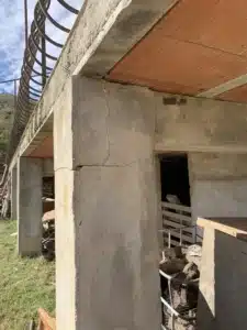 ETUDE DE SOL G5 Sinistres à LAURAC Fissuration horizontale et oblique visible sur les piliers extérieurs d’une habitation, avec plusieurs désordres se développant au niveau des maçonneries et des jonctions entre ouvrages. Une étude géotechnique G5 permet d’analyser le contexte du sol et des fondations afin de rechercher une éventuelle origine géotechnique de ces fissures.