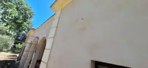 ETUDE DE SOL G5 Sinistres à cotignac Fissure importante affectant la façade d’une habitation, avec une ouverture marquée et un tracé vertical à oblique se prolongeant au droit d’une ouverture. Ce type de désordre peut justifier la réalisation d’une étude géotechnique G5 afin de rechercher une éventuelle origine liée au sol et aux fondations.