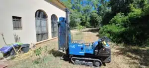 ETUDE DE SOL G5 Sinistres à COTIGNAC - VAR Dans le cadre de désordres affectant une construction existante, BETB a réalisé une mission géotechnique G5 afin de rechercher les facteurs liés au sol et aux fondations pouvant expliquer les désordres constatés. Les investigations réalisées sur le terrain permettent de reconnaître la nature et les caractéristiques des sols au droit de l’ouvrage. Des reconnaissances ponctuelles des fondations peuvent également être effectuées afin d’identifier leur géométrie et leur niveau d’assise. Les données recueillies sont ensuite analysées en tenant compte des fissures, tassements ou mouvements observés sur la construction. Cette démarche permet d’établir un diagnostic géotechnique ciblé et d’apporter les éléments nécessaires à l’analyse des causes des désordres et, selon les conclusions de l’étude, à l’orientation des suites à envisager.
