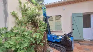 ETUDE DE SOL G5 Sinistres à TOULON- VAR BETB a réalisé une mission géotechnique G5 afin de rechercher les facteurs liés au sol et aux fondations pouvant expliquer les désordres constatés. Les investigations réalisées sur le terrain permettent de reconnaître la nature et les caractéristiques des sols au droit de l’ouvrage. Des reconnaissances ponctuelles des fondations peuvent également être effectuées afin d’identifier leur géométrie et leur niveau d’assise. Les données recueillies sont ensuite analysées en tenant compte des fissures, tassements ou mouvements observés sur la construction. Cette démarche permet d’établir un diagnostic géotechnique ciblé et d’apporter les éléments nécessaires à l’analyse des causes des désordres et, selon les conclusions de l’étude, à l’orientation des suites à envisager.