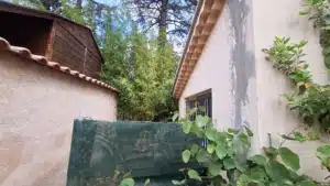 ETUDE DE SOL G5 Sinistres à TOULON Fissure importante affectant la façade d’une habitation, avec une ouverture marquée et un tracé vertical à oblique se prolongeant au droit d’une ouverture. Ce type de désordre peut justifier la réalisation d’une étude géotechnique G5 afin de rechercher une éventuelle origine liée au sol et aux fondations.
