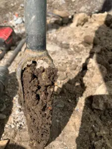ETUDE DE SOL G5 Sinistres à VERNIOLLES Avant toute intervention ou réparation, il est essentiel de réaliser une reconnaissance approfondie des fondations en place. Cette investigation permet d’identifier la nature, la profondeur et l’état des fondations afin de comprendre les causes possibles du sinistre (fissures, affaissements, instabilités…). Elle est indispensable pour évaluer les risques, orienter les solutions techniques et garantir la pérennité des ouvrages existants.