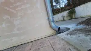 ETUDE DE SOL G5 Sinistres à Simiane-Collongue Fissuration horizontale visible sur les murs extérieurs d’une habitation, avec plusieurs désordres se développant au niveau des maçonneries et des jonctions entre ouvrages. Une étude géotechnique G5 permet d’analyser le contexte du sol et des fondations afin de rechercher une éventuelle origine géotechnique de ces fissures.