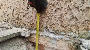 ETUDE DE SOL G5 Sinistres à NANS LES PINS - VAR Dans le cadre de désordres affectant une construction existante, BETB a réalisé une mission géotechnique G5 afin de rechercher les facteurs liés au sol et aux fondations pouvant expliquer les désordres constatés. Les investigations réalisées sur le terrain permettent de reconnaître la nature et les caractéristiques des sols au droit de l’ouvrage. Des reconnaissances ponctuelles des fondations peuvent également être effectuées afin d’identifier leur géométrie et leur niveau d’assise. Les données recueillies sont ensuite analysées en tenant compte des fissures, tassements ou mouvements observés sur la construction. Cette démarche permet d’établir un diagnostic géotechnique ciblé et d’apporter les éléments nécessaires à l’analyse des causes des désordres et, selon les conclusions de l’étude, à l’orientation des suites à envisager.