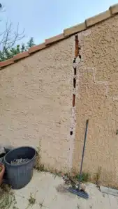 ETUDE DE SOL G5 Sinistres à nans les pins Fissure importante affectant la façade d’une habitation, avec une ouverture marquée et un tracé vertical à oblique se prolongeant au droit d’une ouverture. Ce type de désordre peut justifier la réalisation d’une étude géotechnique G5 afin de rechercher une éventuelle origine liée au sol et aux fondations.