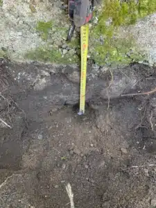 ETUDE DE SOL G5 Sinistres à Eguilles Avant toute intervention ou réparation, il est essentiel de réaliser une reconnaissance approfondie des fondations en place. Cette investigation permet d’identifier la nature, la profondeur et l’état des fondations afin de comprendre les causes possibles du sinistre (fissures, affaissements, instabilités…). Elle est indispensable pour évaluer les risques, orienter les solutions techniques et garantir la pérennité des ouvrages existants.