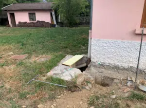 ETUDE DE SOL G2AVP à Tarascon-sur-Ariège 09 Reconnaissance à la pelle-pioche d’une fondation de la maison existante à Tarascon-sur-Ariège, dans le cadre du projet d’extension.