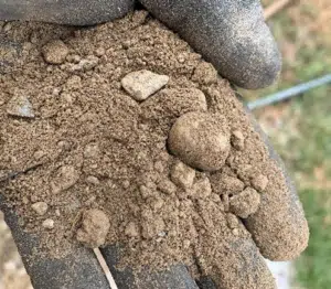 ETUDE DE SOL G2AVP EXTENSION ARIEGE 09 Sondage à la tarière à Tarascon-sur-Ariège pour reconnaître les sols au droit du projet d’extension d’une maison.