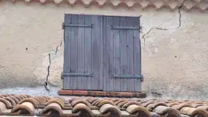 ETUDE DE SOL G5 Sinistres à ROCBARON VAR Fissure importante affectant la façade d’une habitation, avec une ouverture marquée et un tracé vertical à oblique se prolongeant au droit d’une ouverture. Ce type de désordre peut justifier la réalisation d’une étude géotechnique G5 afin de rechercher une éventuelle origine liée au sol et aux fondations.