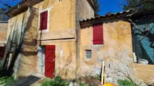 ETUDE DE SOL G5 Sinistres à VERIGNON - VAR Fissuration verticale et horizontale visible sur l’ habitation, avec plusieurs désordres se développant au niveau des maçonneries et des jonctions entre ouvrages. Une étude géotechnique G5 permet d’analyser le contexte du sol et des fondations afin de rechercher une éventuelle origine géotechnique de ces fissures.
