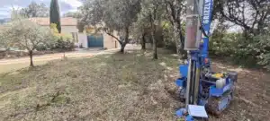 ETUDE DE SOL VENTE D UN TERRAIN à BRIGNOLES . LOI ELAN Sondages au pénétromètre lourd pour une étude de sol . Cette méthode permet de vérifier la résistance de sol pour la vente d’un terrain